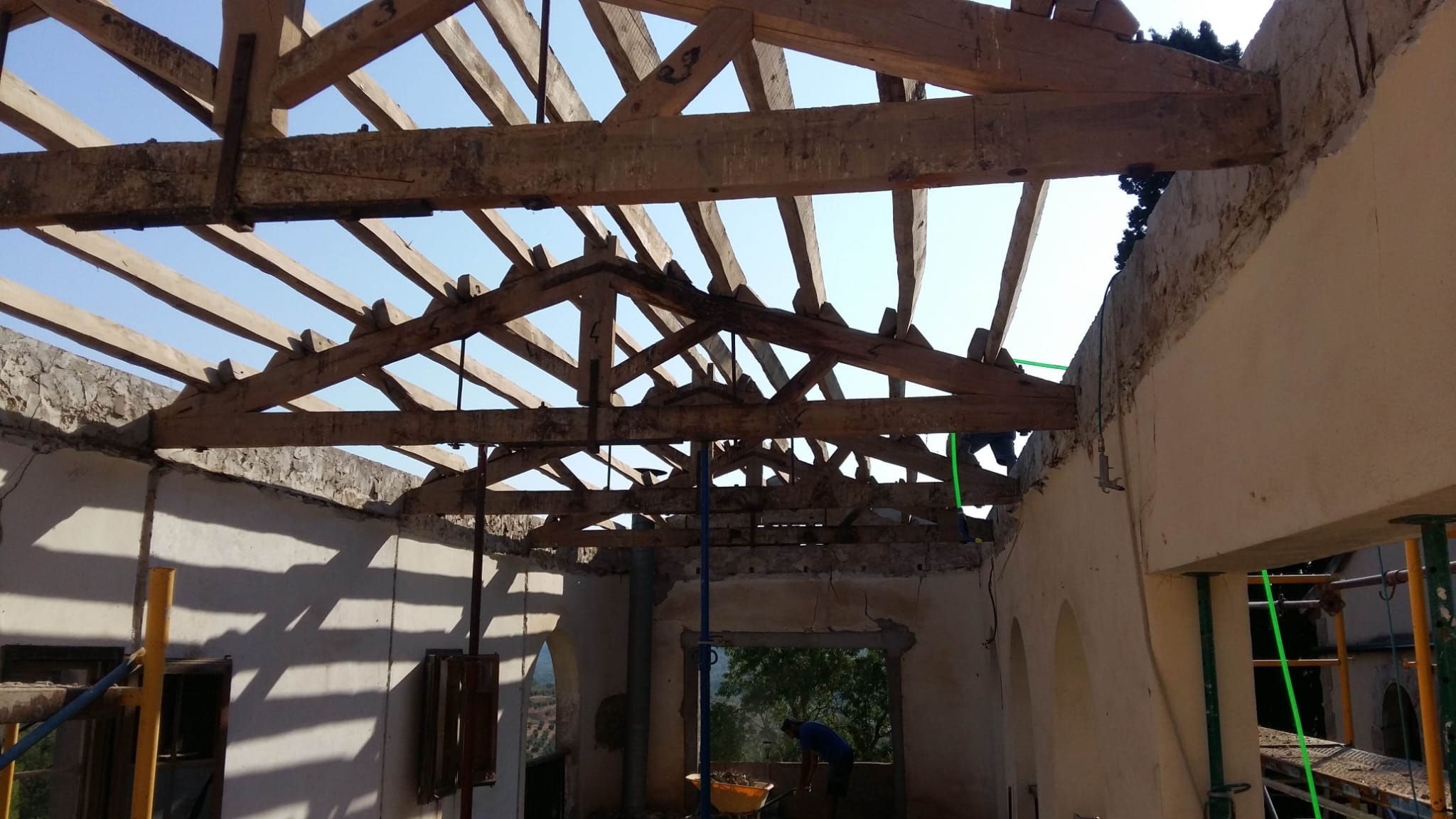 Consolidació estructural de masia a Batea — Germans Descarrega