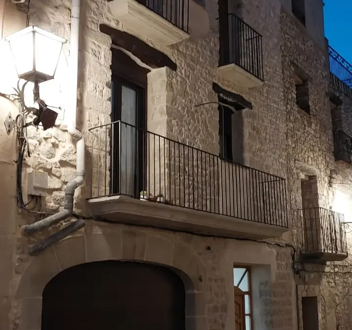 Com rehabilitar una façana d’un edifici antic a un poble de Catalunya